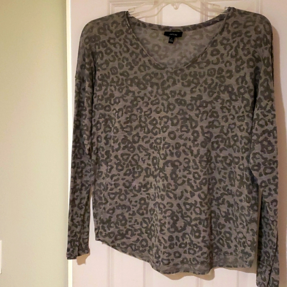 Apt 9, size L, animal print v-neck pullover blouse, long-sleeved